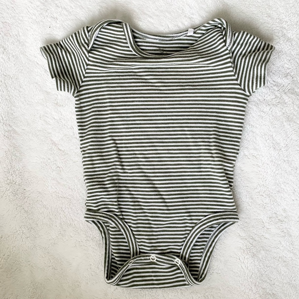 Oliver & Rain Short-Sleeve Organic Cotton Bodysuit, Size 6M